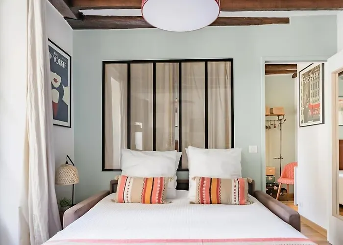 Apartment Marais Place Des Vosges Peaceful Air-conditioned Paris