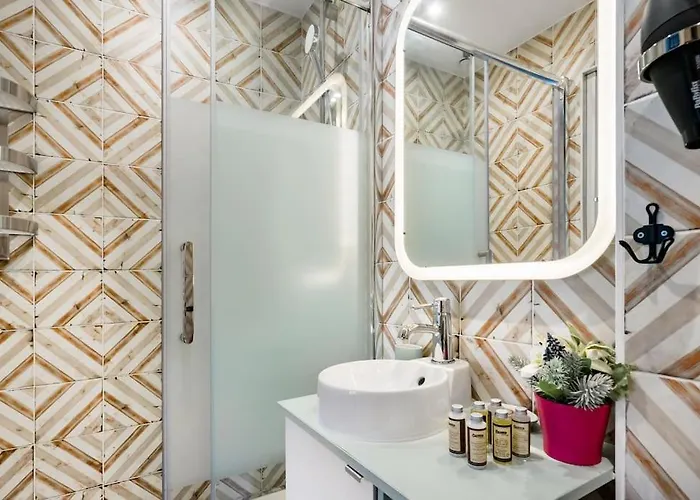 Marais Place Des Vosges Peaceful Air-conditioned Apartment