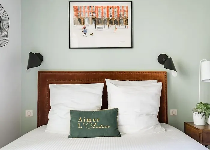 Apartment Marais Place Des Vosges Peaceful Air-conditioned Paris